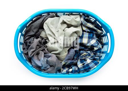 Vêtements en plastique bleu panier à linge sur fond blanc. Concept de blanchisserie Banque D'Images
