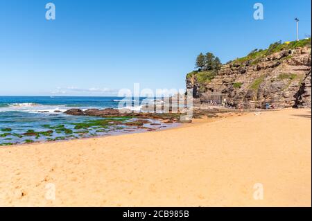 Avalon Beach avec de magnifiques eaux turquoise, Blue Sky et Avalon Head Land flou de fond Banque D'Images