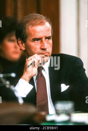 Le sénateur américain Joseph Biden (démocrate du Delaware), président de la Commission judiciaire du Sénat américain, préside les audiences de confirmation sur la nomination par le président américain Ronald Reagan du juge Robert Bork au poste de juge associé de la Cour suprême américaine à Capitol Hill à Washington, DC, le 21 septembre 1987. Crédit : Ron Sachs/CNP | utilisation dans le monde entier Banque D'Images