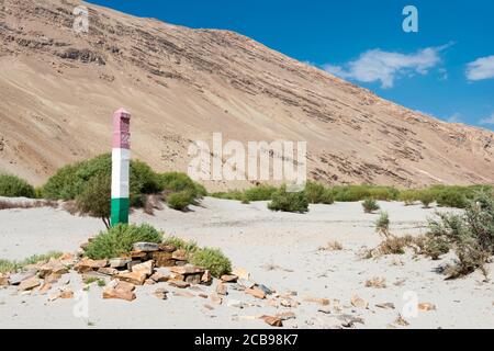 Monument frontalier de la vallée de Wakhan vue depuis le village de Zugvand, Gorno-Badakhshan, Tadjikistan. Il est situé à la frontière du Tadjikistan et de l'Afghanistan. Banque D'Images