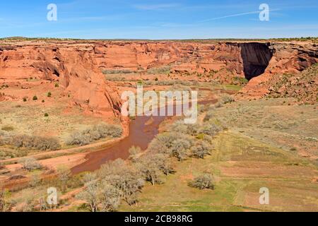 Flux lent dans un canyon désert à Canyon de Chelly National Monument en Arizona Banque D'Images