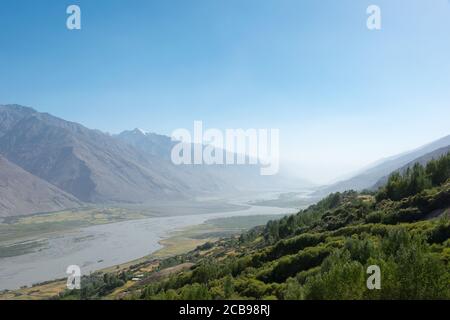 Rivière Panj dans la vallée de Wakhan à Yamchun, Gorno-Badakhshan, Tadjikistan. Il est situé à la frontière du Tadjikistan et de l'Afghanistan. Banque D'Images