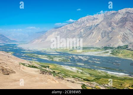 Rivière Panj dans la vallée de Wakhan à Yamchun, Gorno-Badakhshan, Tadjikistan. Il est situé à la frontière du Tadjikistan et de l'Afghanistan. Banque D'Images