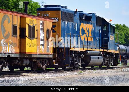 Seneca, Illinois, États-Unis. Une locomotive de transport CSX couplée à une cabose repose sur une voie d'évitement le long de la ligne principale CSX à Seneca, en Illinois. Banque D'Images