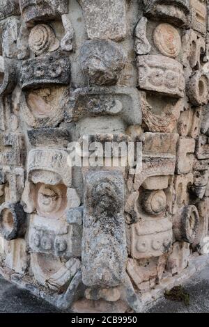 Masque décoratif Chaac avec son nez de curling dans le Puuc Style sur le Temple de la Macaw sur le Grand Pyramide dans les ruines mayas pré-hispaniques d'Uxmal Banque D'Images