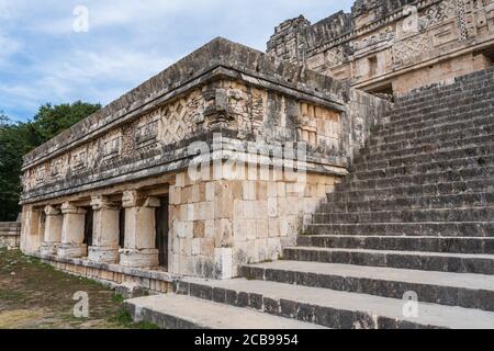 Le bâtiment nord du Nunnery Quadrangle dans les ruines mayas préhispanique d'Uxmal, au Mexique, avec l'un de ses temples associés devant. Banque D'Images