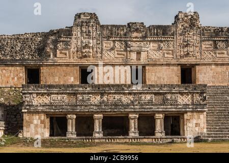 Le bâtiment nord du Nunnery Quadrangle dans les ruines mayas préhispanique d'Uxmal, au Mexique, avec l'un de ses temples associés devant. Banque D'Images