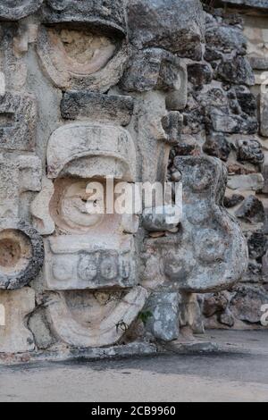 Masque décoratif Chaac avec son nez de curling dans le Puuc Style sur le Temple de la Macaw sur le Grand Pyramide dans les ruines mayas pré-hispaniques d'Uxmal Banque D'Images