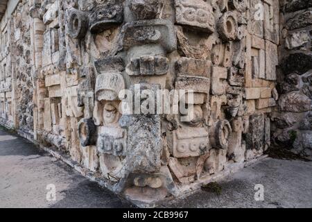 Masque décoratif Chaac avec son nez de curling dans le Puuc Style sur le Temple de la Macaw sur le Grand Pyramide dans les ruines mayas pré-hispaniques d'Uxmal Banque D'Images