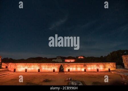 Feux sur le bâtiment sud de la Nunnery Quadrangle avec La maison des Tortues et le temple de Macaw La Grande Pyramide derrière dans le pré-Hispa Banque D'Images
