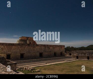 Le bâtiment est de la Nunnery Quadrangle et la Pyramide du Magicien derrière elle sont éclairés par la lune dans les ruines mayas pré-hispaniques d'Uxmal, moi Banque D'Images