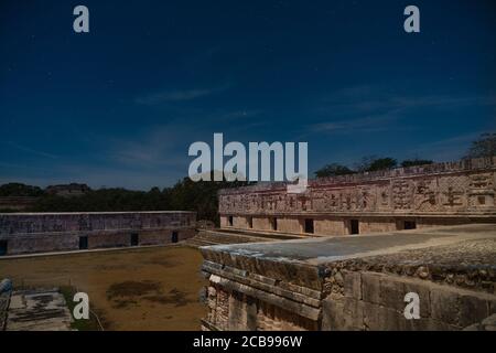 Une étoile de tir ou mémémémérérite, au centre à gauche, et des étoiles dans le ciel nocturne au-dessus du Quadrangle Nunnery dans les ruines mayas préhispanique d'Uxmal, au Mexique. Banque D'Images