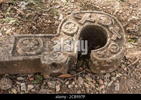 Un nez non brisé délogé d'un masque Chaac dans les ruines de la ville maya d'Uxmal à Yucatan, au Mexique. Ville préhispanique d'Uxmal - un monde de l'UNESCO Banque D'Images