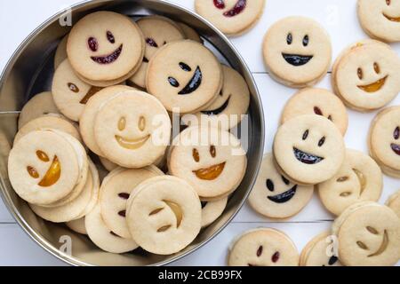 Jammie Dodgers maison. Biscuits pour le visage souriant Banque D'Images