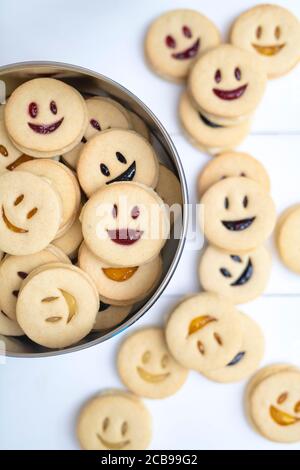 Jammie Dodgers maison. Biscuits pour le visage souriant Banque D'Images