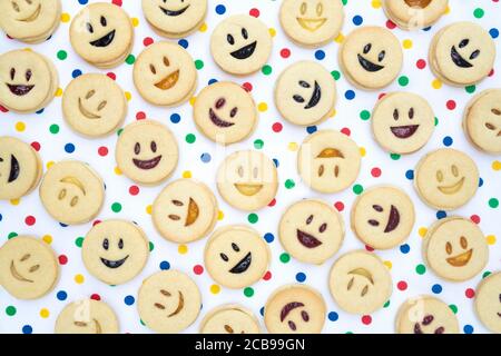 Jammie Dodgers maison. Biscuits pour le visage souriant Banque D'Images