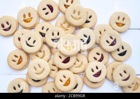 Jammie Dodgers maison. Biscuits pour le visage souriant Banque D'Images