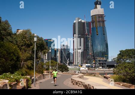 25.09.2019, Sydney, Nouvelle-Galles du Sud, Australie - vue depuis la réserve de Barangaroo vers le chantier de construction avec le Crown Sydney Hotel. Banque D'Images