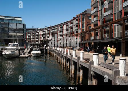 25.09.2019, Sydney, Nouvelle-Galles du Sud, Australie - les gens marchent à travers les immeubles modernes d'appartements et les boutiques le long du front de mer à Walsh Bay vers midi. Banque D'Images