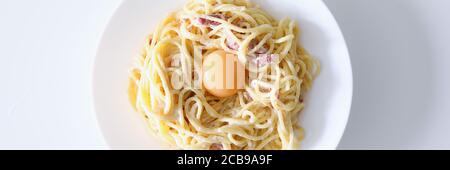 Pâtes Carbonara avec jaune d'œuf et bacon de fond fermé Banque D'Images