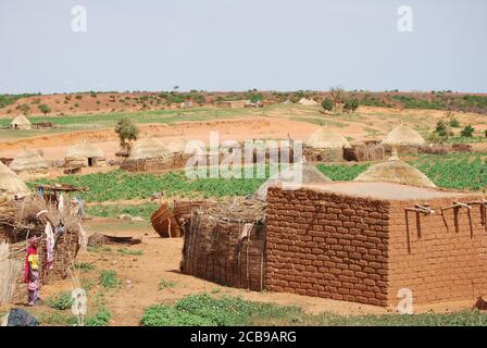 Un village avec une maison de boue et plusieurs huttes au Niger, en Afrique. Banque D'Images