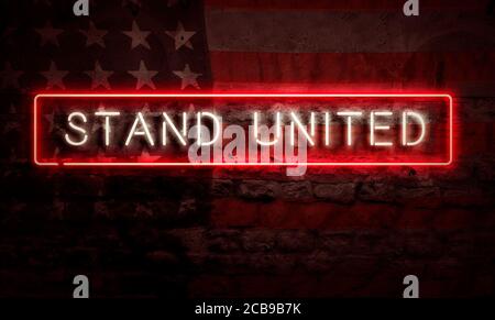 Stand United Graphic Word Pop Art drapeau américain sur brique Mur Banque D'Images