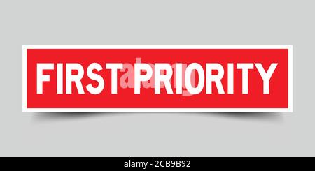 Autocollant de couleur rouge dans la première priorité du mot sur fond gris Illustration de Vecteur
