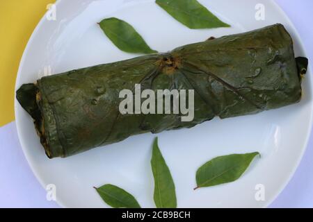 Patra ou Paatra ou Alu Vadi ou Alu wadi est un en-cas populaire de maharashtrian et de Gujarati fait à l'aide de feuilles de colasie, de farine de gramme et d'épices aromatisantes Banque D'Images