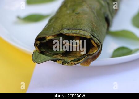 Patra ou Paatra ou Alu Vadi ou Alu wadi est un en-cas populaire de maharashtrian et de Gujarati fait à l'aide de feuilles de colasie, de farine de gramme et d'épices aromatisantes Banque D'Images