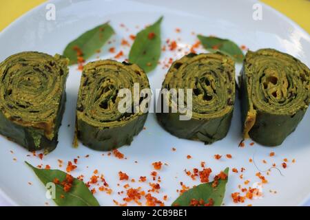 Patra ou Paatra ou Alu Vadi ou Alu wadi est un en-cas populaire de maharashtrian et de Gujarati fait à l'aide de feuilles de colasie, de farine de gramme et d'épices aromatisantes Banque D'Images