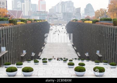 Séoul, Corée du Sud, 6 novembre 2018, Student and Traveler Walk au complexe campus d'Ewha , université d'Ewha qui est la plus grande éducationa féminine au monde Banque D'Images