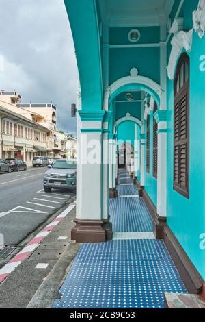 Une passerelle voûtée le long d'un bâtiment de style sino-portugais traditionnel dans la ville de Dibuk Road Phuket, en Thaïlande Banque D'Images