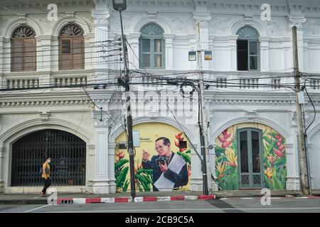 Une fresque du roi thaïlandais Bumipol Adulyadej sur un ancien bâtiment sino-portugais dans la rue Dibuk, dans la vieille ville de Phuket, Phuket, Thaïlande Banque D'Images