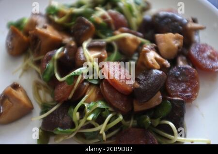 Vue rapprochée, frit de tournesol et saucisse chinoise avec sauce à l'huître - style alimentaire sain Banque D'Images