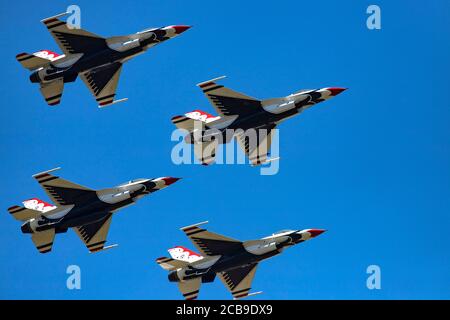 Les Thunderbirds de la Force aérienne des États-Unis survolent les hôpitaux du comté de Carlsbad et de San Diego pour saluer les travailleurs de la santé pendant Covid-19. Banque D'Images