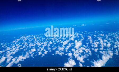 Vue sur les nuages depuis l'avion, vue sur Ariel depuis l'avion, nuages étonnants dans le ciel Banque D'Images