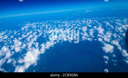 Vue sur les nuages depuis l'avion, vue sur Ariel depuis l'avion, nuages étonnants dans le ciel Banque D'Images