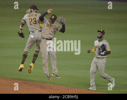 Los Angeles, États-Unis. 11 août 2020. Les outfielders de San Diego Padres célèbrent leur victoire de 6-2 sur les Dodgers de Los Angeles au Dodger Stadium de Los Angeles le mardi 11 août 2020. Photo de Jim Ruymen/UPI crédit: UPI/Alay Live News Banque D'Images