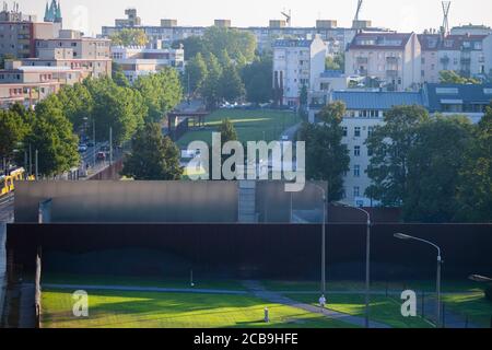 Berlin, Allemagne. 11 août 2020. Le Mémorial du mur de Berlin sur l'ancien couloir de la mort de Bernauer Strasse. Il y a 59 ans, le 13 août 1961, commença la construction du mur, qui divisa Berlin pendant plus de 28 ans. Credit: Christoph Soeder/dpa/Alay Live News Banque D'Images