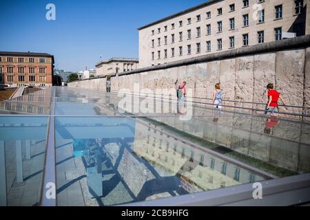 Berlin, Allemagne. 11 août 2020. Depuis le site d'exposition « Topography of Terror », vous pourrez admirer un morceau du mur de Berlin sur la Niederkirchnerstraße. Il y a 59 ans, le 13 août 1961, la construction du mur commença, qui divisa Berlin pendant plus de 28 ans. Credit: Christoph Soeder/dpa/Alay Live News Banque D'Images