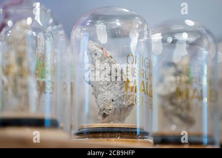 Berlin, Allemagne. 11 août 2020. Des pièces du mur de Berlin sont en vente dans la boutique de souvenirs du Musée du mur à Checkpoint Charlie. Il y a 59 ans, le 13 août 1961, la construction du mur commença, qui divisa Berlin depuis plus de 28 ans. Credit: Christoph Soeder/dpa/Alay Live News Banque D'Images