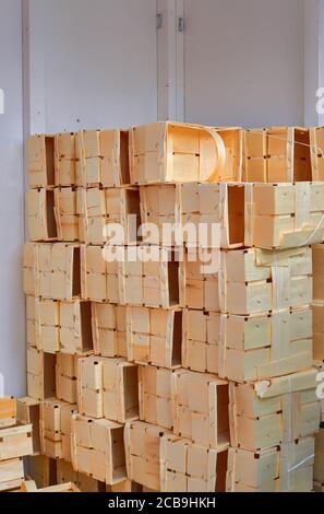 Piles de paniers en bois pour cueillir des baies sur une ferme. Banque D'Images