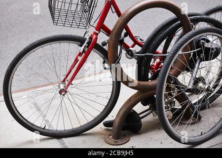 Gros plan sur les roues de vélo verrouillées, New York City, États-Unis. Banque D'Images