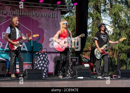 Michael Monroe, Sami Yaffa et Costello Hautamäki Trio sur scène au concert en plein air de Krapin Paja à Tuusula, en Finlande Banque D'Images