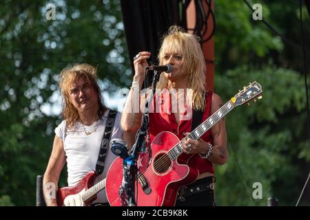 Costello Hautamäki et Michael Monroe sur scène au concert en plein air de Krapin Paja à Tuusula, en Finlande Banque D'Images