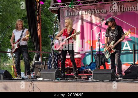 Michael Monroe, Sami Yaffa et Costello Hautamäki Trio sur scène à Kramin Paja en concert à Tuusula, en Finlande Banque D'Images