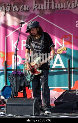 Sami Yaffa sur scène avec Michael Monroe Trio à Krapin Paja concert en plein air à Tuusula, Finlande Banque D'Images