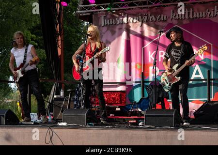 Micheal Monroe, Sami Yaffa et Costello Hautamäki Trio sur scène au concert en plein air de Krapin Paja à Tuusula en Finlande Banque D'Images