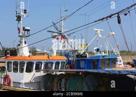 Wladyslawowo, pomorskie / Pologne - 03 août 2019 : port de pêche en Europe centrale. Entrée au port et quai du port à Wladyslawowo. Banque D'Images