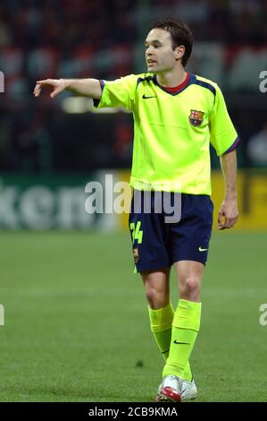 Milan Italie , 15 mars 2006, Stade 'SAN SIRO', UEFA Champions League 2005/2006, AC Milan - FC Barcelone :Andres Iniesta pendant le match Banque D'Images